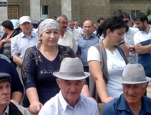 Жители Карачаевска на акции в поддерждку мэра Солтана Семенова. 1 июня 2013 г. Фото Аси Капаевой для "Кавказского узла"