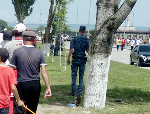 Болельщики и полиция на подходе к стадиону "Ахмат-арена" в Грозном. 1 июня 2013 г. Фото "Кавказского узла"