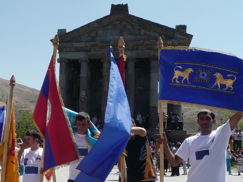 Парад знамен  на празднике Навасард в Гарни. 11 августа 2013 г. Фото Армине Мартиросян для "Кавказского узла"