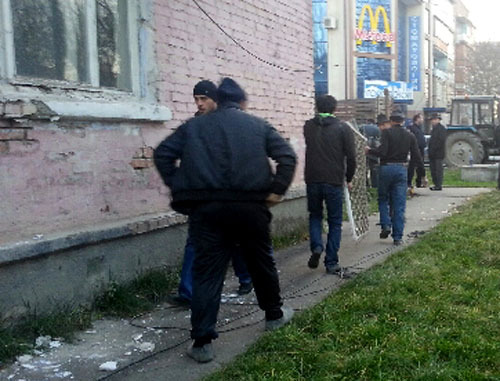 Рабочие возле дома 21. Ингушетия, Карабулак, 19 ноября 2013 г. Фото предоставлено жильцами дома №21 по улице Рабочей
