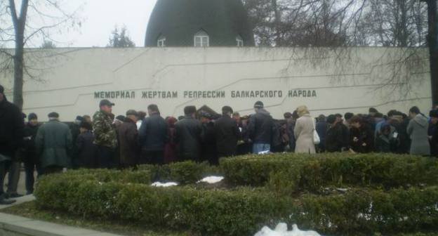 Траура балкарского народа. Мемориал жертвам репрессий балкарского народа Нальчик. Мемориал памяти балкарского народа в Нальчике. Памятник депортации в Нальчике.