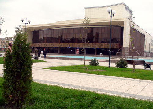 Государственный театрально-концертный зал, Грозный. Фото с сайта www.teptar.com