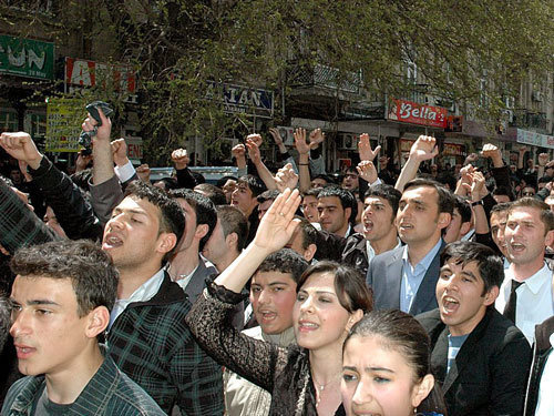 Шествие студентов по улицам Баку в знак протеста против вооруженной атаки на Азербайджанскую государственную нефтяную академию, 1 мая 2009 года. Фото "Кавказского Узла"