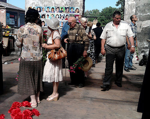 Жители Северной Осетии у школы №1 в Беслане, 1 сентября 2009 года. Фото "Кавказского Узла"