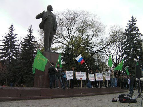 Митинг молодёжного движения "Адыгэ Хасэ" на главной площади г. Черкесска. 26 ноября 2009 года. Фото "Кавказского Узла"