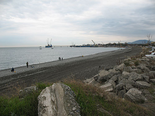 Строящаяся эстакада первого грузового района порта Сочи рядом с устьем реки Мзымта, 6 декабря 2009 года. Фото "Кавказского Узла"