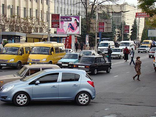 Владикавказ, интенсивное автомобильное движение на ул. Кирова. Фото "Кавказского Узла"