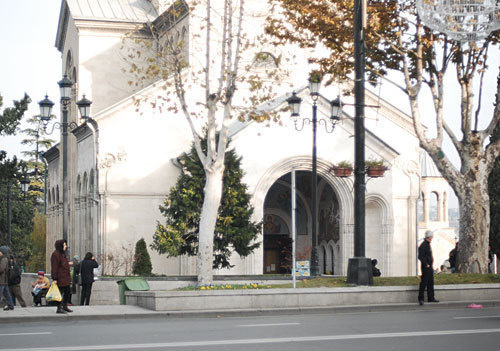 Тбилиси, Церковь Кашвети (церковь святого Георгия) на проспекте Руставели напротив здания Парламента Грузии. Декабрь 2009 года. Фото "Кавказского Узла"