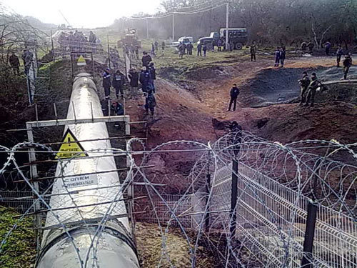 Последствия взрыва на газопроводе "Моздок-Казимагомед" в Дагестане 12 января 2010 г. Фото пресс-службы МЧС Дагестана