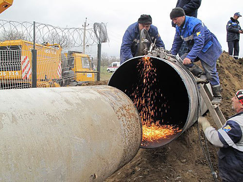 Ремонтные работы на месте подрыва газопровода"Моздок-Казимагомед" в Дербентском районе Дагестана, 13 января 2010 г. Фото пресс-службы МЧС Дагестана