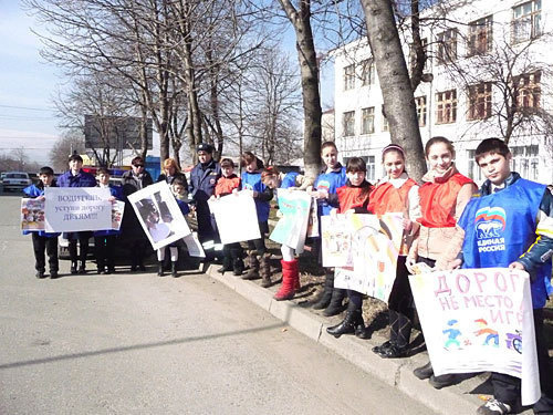 Северная Осетия, Владикавказ. Старшеклассники с плакатами возле средней школы № 2 на ул.Карла Маркса. 25 февраля 2010 года. Фото "Кавказского Узла"