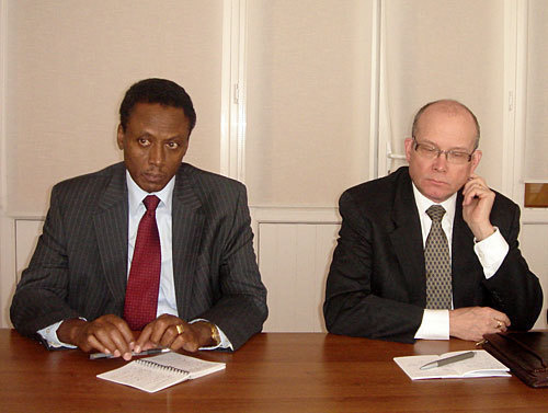 Спецпредставитель ООН, сопредседатель Женевских дискуссий по безопасности в Закавказье финский дипломат Анти Турунен (справа). Сухум, 17 марта 2010 года. Фото "Кавказского Узла"
