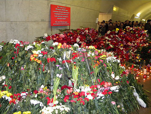 Москва, цветы на станции метро "Лубянка", 30 марта 2010 года. Фото "Кавказского Узла"