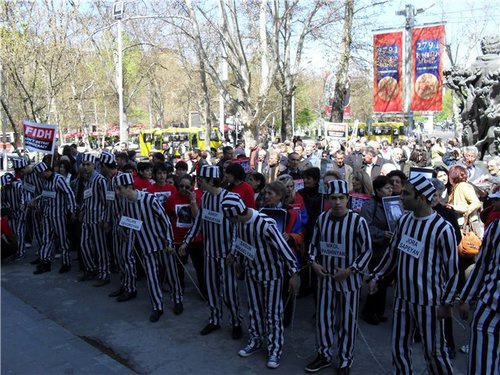 Акция протеста перед зданием, где проходит 37-я конференция Международной федерации по правам человека, фото автора блога Ереванец на "Кавказском узле".