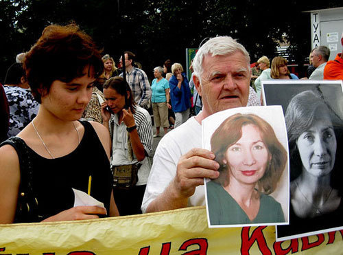 Митинг памяти убитой правозащитницы Натальи Эстемировой в Москве в Новопушкинском сквере, 23 июля 2009 года. Фото "Кавказского Узла"