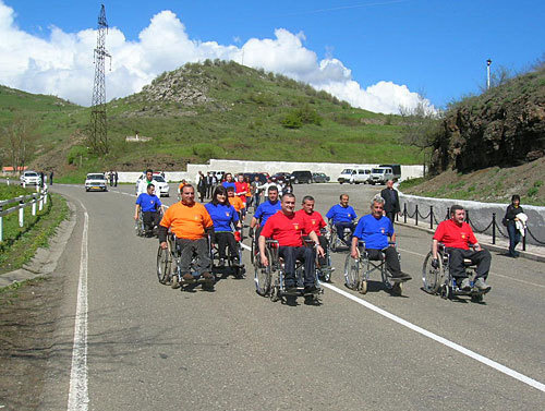 Инвалиды-ветераны карабахской войны во время марафона Шуши-Степанакерт. Нагорный Карабах, 7 мая 2010 года. Фото "Кавказского Узла"