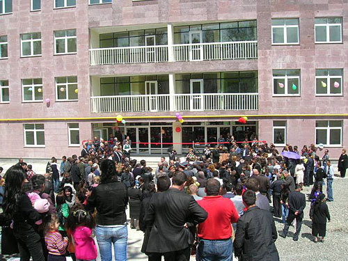 Нагорный Карабах, Степанакерт, новое жилое здание на улице Туманяна 111а, 8 мая 2010 года. Фото "Кавказского Узла"