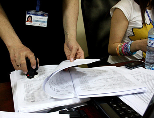 Работники ЦИК Грузии оформляют первые протоколы, поступившие в Центральную избирательную комиссию. Грузия, Тбилиси, 30 мая 2010 года. Фото с сайта www.cec.gov.ge