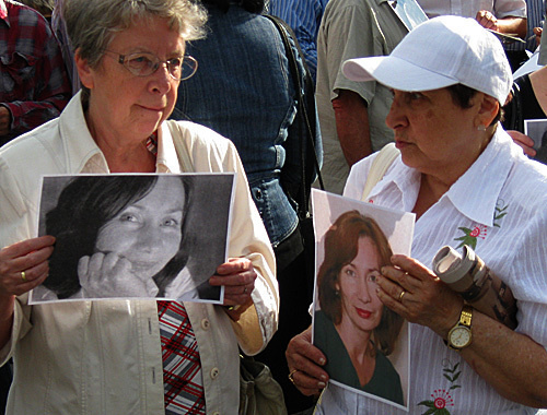 Митинг памяти убитой правозащитницы Натальи Эстемировой в Москве в Новопушкинском сквере, 23 июля 2009 года. Фото "Кавказского узла"