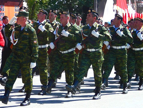 Военный парад Цхинвальского гарнизона в честь Двадцатой годовщины провозглашения независимости республики Южная Осетия. Цхинвал, 20 сентября 2010 года. Фото "Кавказского узла"