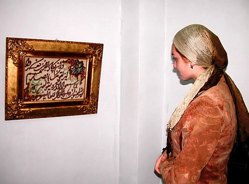 Посетительница выставки, посвященной исламу. Чечня, Грозный, 2007 год. Фото с сайта www.chechnyafree.ru