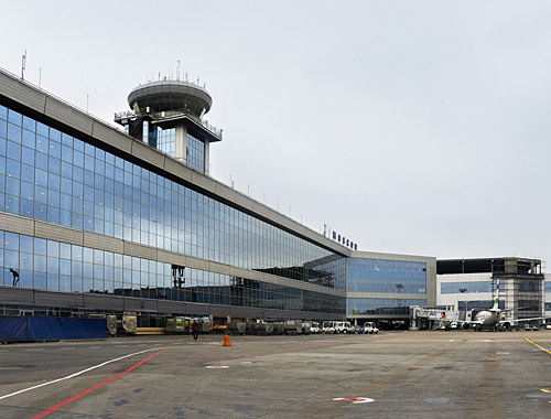 Пассажирский терминал аэропорта Домодедово со стороны летного поля. Фото с сайта http://ru.wikipedia.org