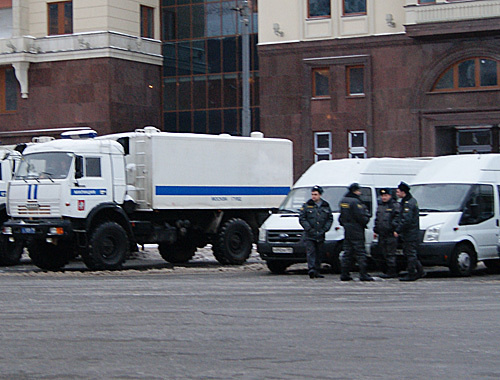 Сотрудники правоохранительных органов около гостиницы "Москва", 25 декабря 2010 года. Фото "Кавказского узла"