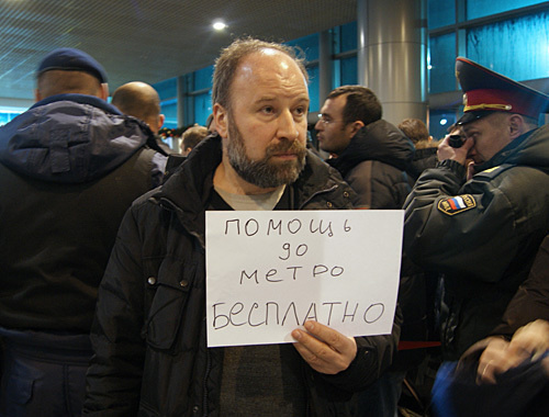Один из добровольцев в здании аэропорта "Домодедово", 24 января 2011 года. Фото "Кавказского узла"
