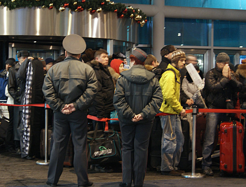 Досмотр прибывших пассажиров на входе в здание аэропорта "Домодедово", 24 января 2011 года. Фото "Кавказского узла"