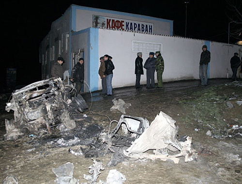 Место теракта в Хасавюрте возле кафе "Караван", 26 января 2011 года. Фото с сайта http://nv-daily.livejournal.com, автор Абдула Магомедов