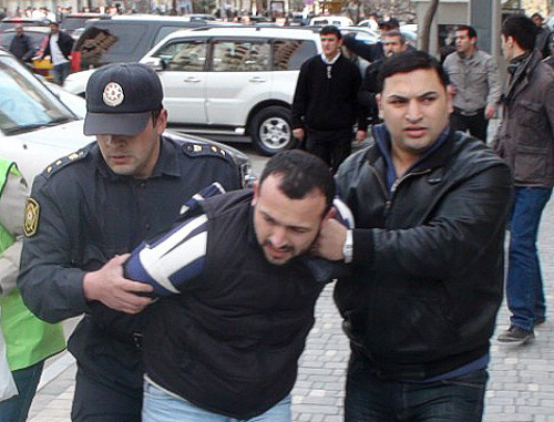 Полиция задерживает участника митинга оппозиции в Баку. 17 апреля 2011 г. Фото: Информационное агентство "Туран"