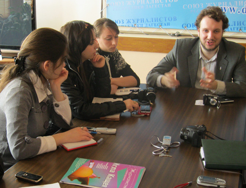 Роман Серебренников и дагестанские журналисты на семинаре-тренинге на тему "Молодежное лидерство" в Махачкале, 14 апреля 2011 г. Фото "Кавказского Узла"