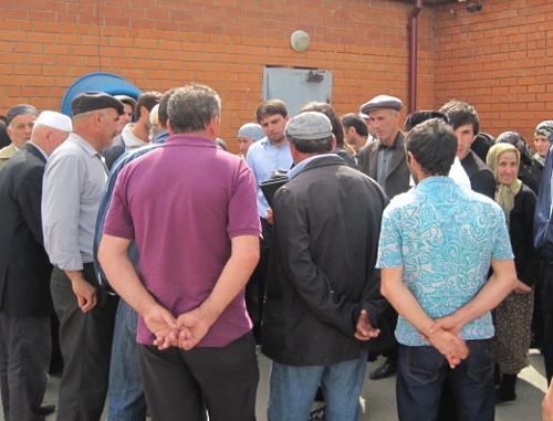 Пикет, организованный родственниками похищенного Шамиля  Омарова у дверей Республиканской прокуратуры. Махачкала, 30 мая 2011 г. Фото "Кавказского узла"
