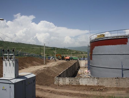 Один из этапов реконструкции водовода Едис-Цхинвал: строительство резервуаров для питьевой воды в Дубовой роще. Южная Осетия, Цхинвал, 1 июня 2011 г. Фото:  Информационное агентство Рес ( http://cominf.org )
