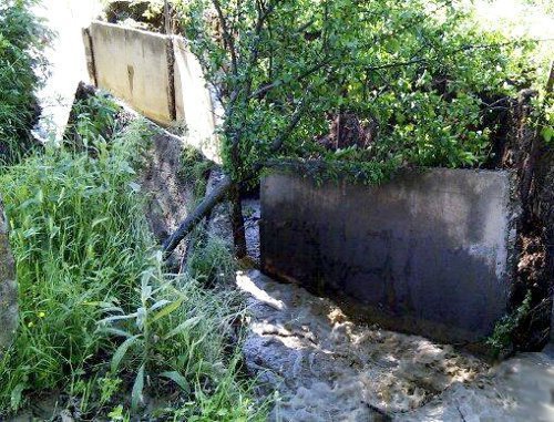 Снесенные водой бетонные ограждения в Ленингорском районе Южной Осетии. Июнь 2011 г. Фото Сергея Гаглоева, ИА Рес (cominf.org)