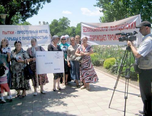 Участники пикета перед зданием Дома печати в Грозном 24 июня 2011 г. Фото пресс-службы "Комитета против пыток"