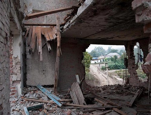 Дом, разрушенный в ходе боевых действий. Фото Сергея Мухамедова (www.echo.msk.ru/blog/ottenki_serogo)