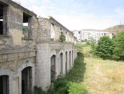 Полуразрушенное здание Реального училища в г. Шуши, Нагорный Карабах. 2 августа 2011 г. Фото "Кавказского узла"