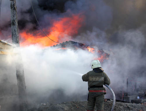 Тушение пожара в населенном пункте. Фото: 04.mchs.gov.ru