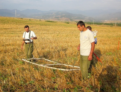 Саперы организации The HALO Trust  проводят проверку почвы детектором. Окрестности села Бердашен, Нагорный Карабах, 18 августа 2011 г. Фото "Кавказского узла"