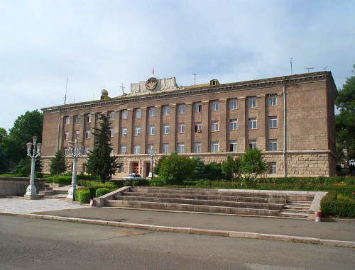Дом правительства и резиденция президента Нагорного Карабаха на главной площади Степанакерта. Фото: Raffi Kojian, ru.wikipedia.org