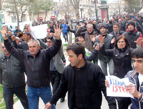 Участники несанкционированной акции гражданского движения за демократию "Общественная палата" (ГДДОП) в центре Баку 2 апреля 2011 г. Фото ИА "ТУРАН"