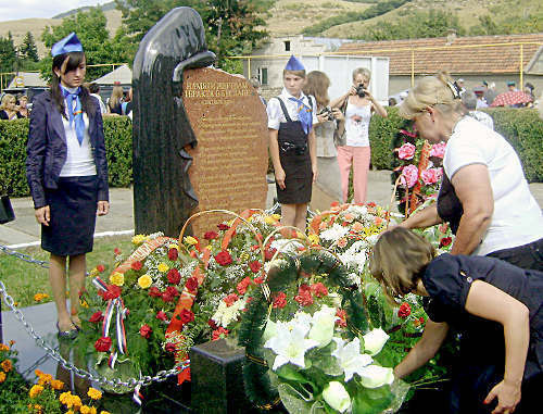 Возложение цветов к памятнику жертвам теракта в сентябре 2004 года в Беслане. Карачаево-Черкесия, селение Коста-Хетагурово, 2 сентября 2011 г. Фото "Кавказского узла"