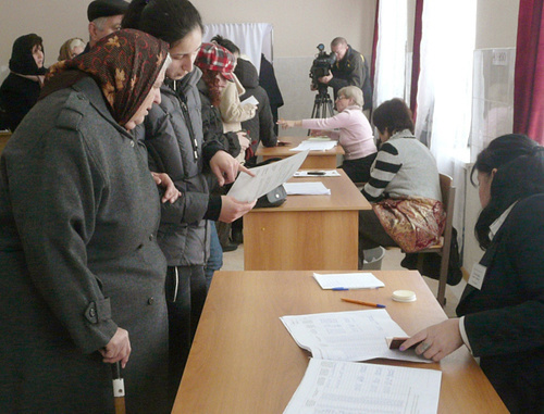 Выборы президента Южной Осетии, второй тур. Избиратели на участке №7 в Цхинвале, 27 ноября 2011 г. Фото Марии Котаевой для "Кавказского узла"