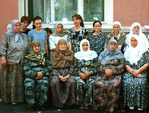 Черкесские женщины, переселенные из Косово в Россию в 1998 году. 2 августа 1998 г. Фото из архива Махира Цея.