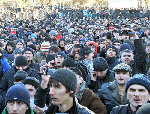 Молодежь на митинге против похищения людей. Дагестан, Махачкала, 25 ноября 2011 г., фото из архива Руслана Гереева