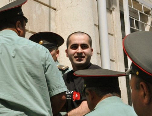 Арестованный активист Бахтияр Гаджиев (в центре). Баку, 20 апреля 2011 г. Фото: irfs.az