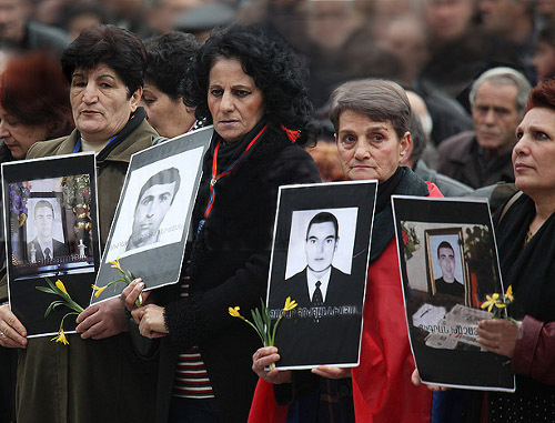 Армения, Ереван. Родственники погибших в результате мартовских беспорядков 2008 г.  участвуют в акции протеста 2 марта 2010 г. Фото: www.panarmenian.net