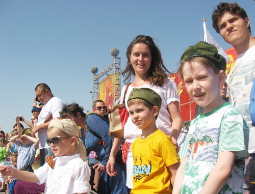 Жители Волгограда наблюдают парад Победы. 9 мая 2012 г. Фото Вячеслава Ященко для "Кавказского узла"