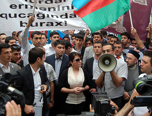 Выступление участников акции протеста перед посольством Ирана в Азербайджане. Баку, 11 мая 2012 г. Фото ИА "Туран"